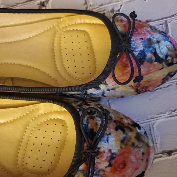 (NWOT) CL by Laundry Floral Fabric Flats - Picture 5 of 6